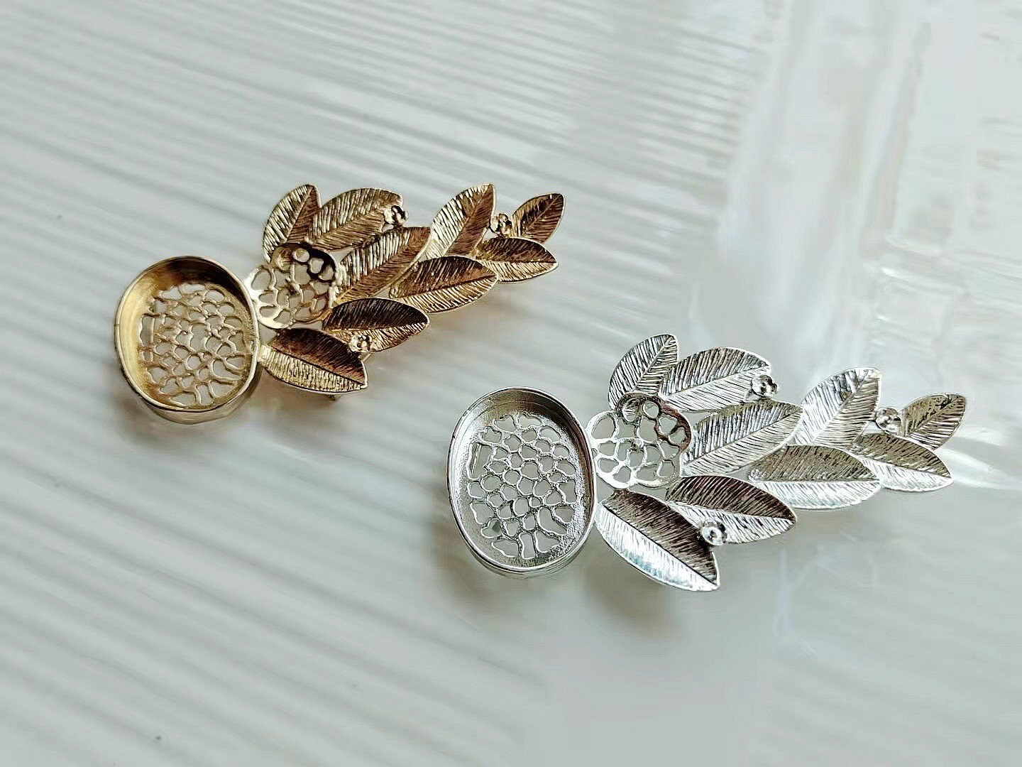 Gold Blumen Brosche Cab Stecker Accessoire Messing Überzogen | 2 Stück von Fashionandantique