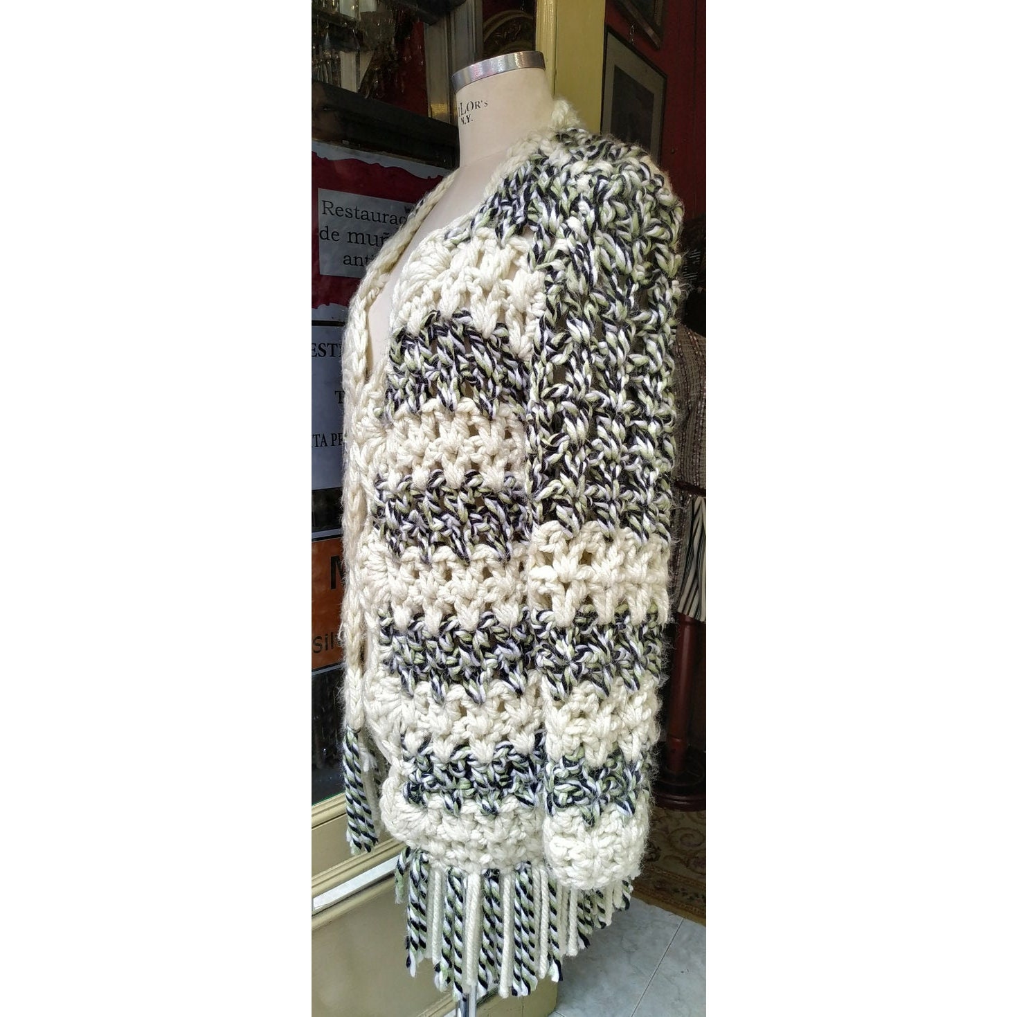 Vintage Weiß Off, Schwarz Und Grün Strickjacke Wolle Vintage/Handgestrickte Tricot Cardigan Hippie Fransen Boho Style Tricot von FashionanticVintage