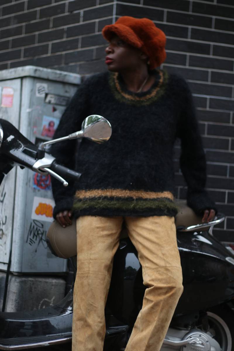 70Er Jahre Fuzzy Handmade Pullover| Vintage Schwarz Gestreift Winter Stricken| Langärmliger Pullover Mit Rundhalsausschnitt von FashionforFables