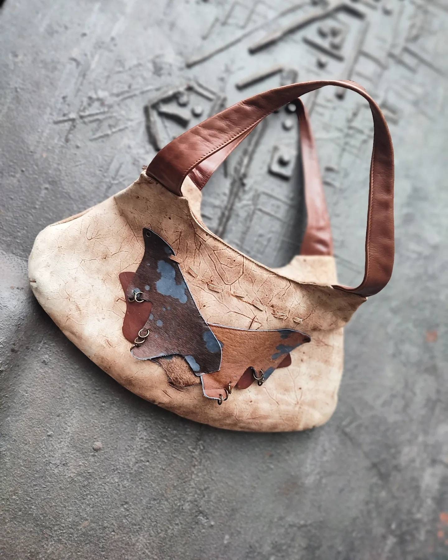 70Er Jahre Handgemachte Ledertasche| Vintage Ledertasche in Braun Mit Auffälligen Wildleder Patchwork Details von FashionforFables