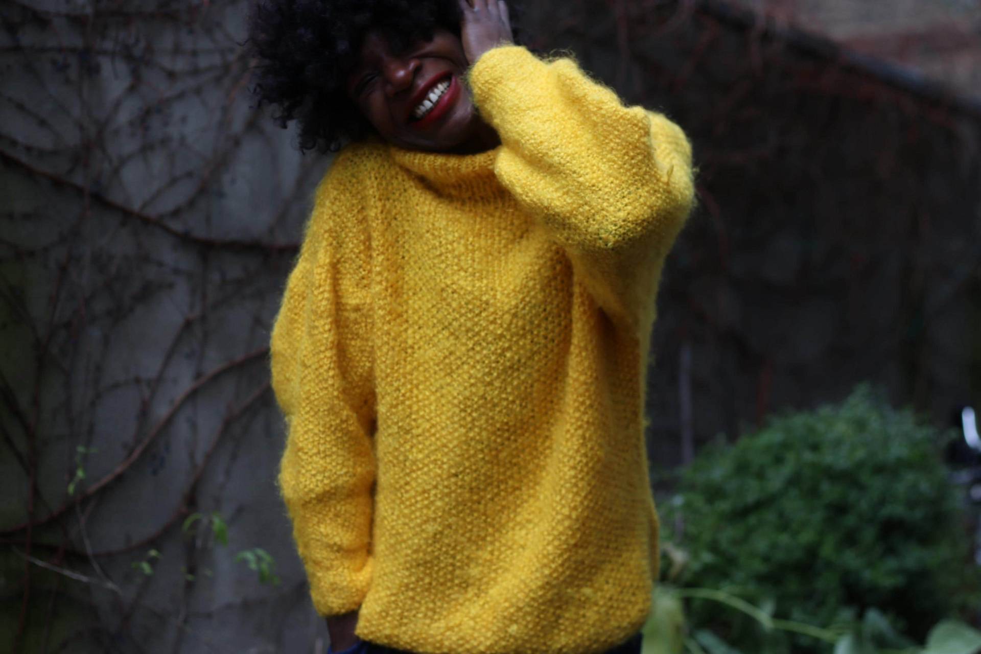 70Er Jahre Handgestrickter Pullover | Vintage Gelber Übergroßer Strick Leichter Retro Für Damen von FashionforFables