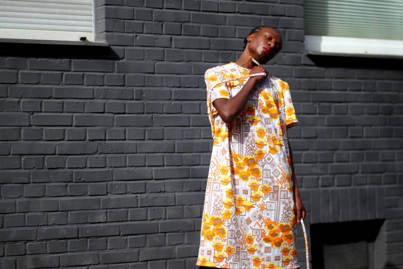 70Er Jahre Blumen Print Midikleid Vintage Orange Gelbes Sommerkleidchen von FashionforFables