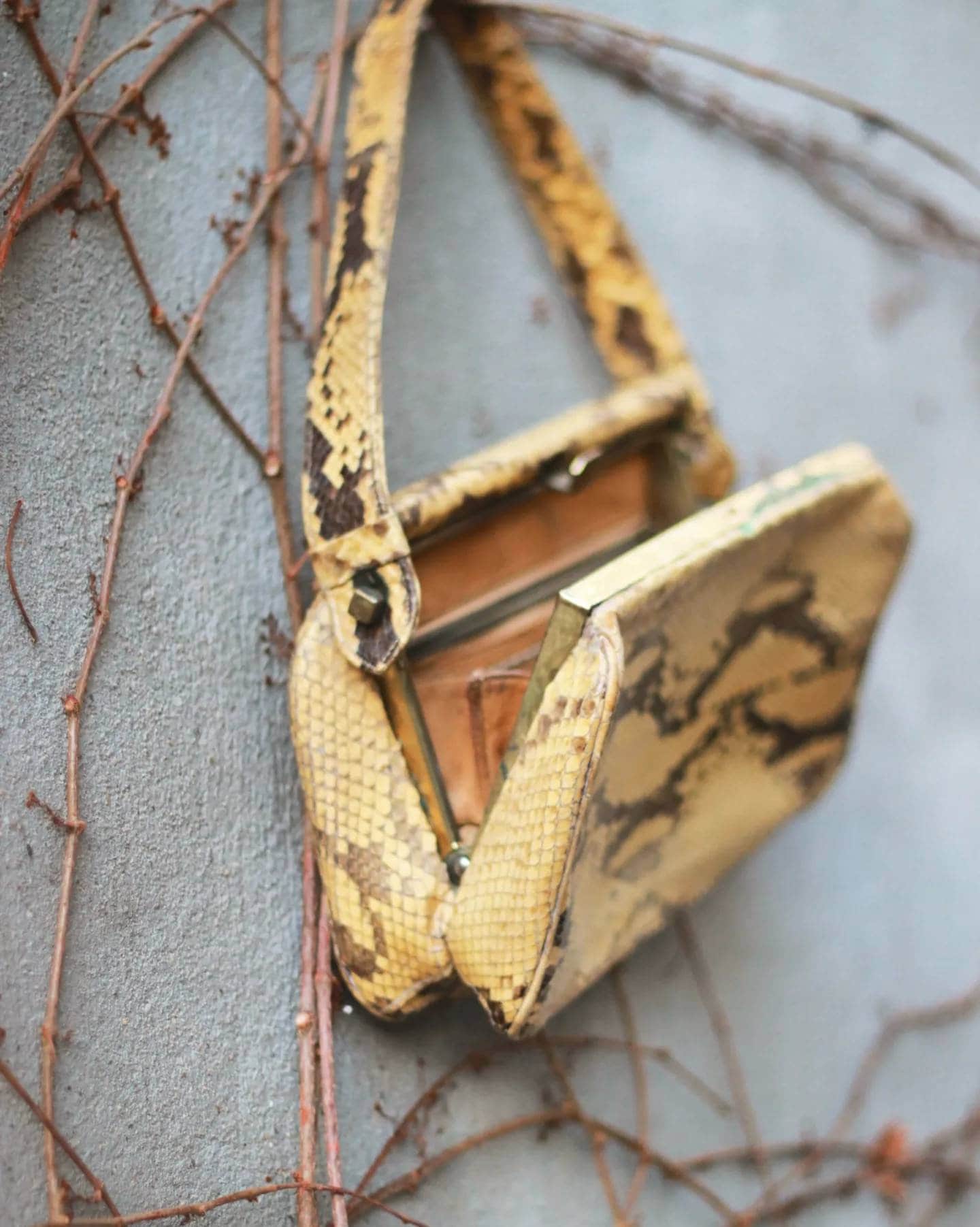 70Er Jahre Schlangenhaut Handtasche| Vintage Braune Kompakte Umhängetasche | Echte Phyton Leo Print Tasche von FashionforFables