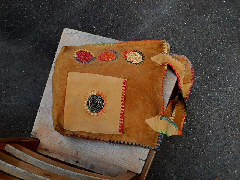 70Er Jahre Wildleder Umhängetasche Vintage Bestickte Boho Geldbörse von FashionforFables