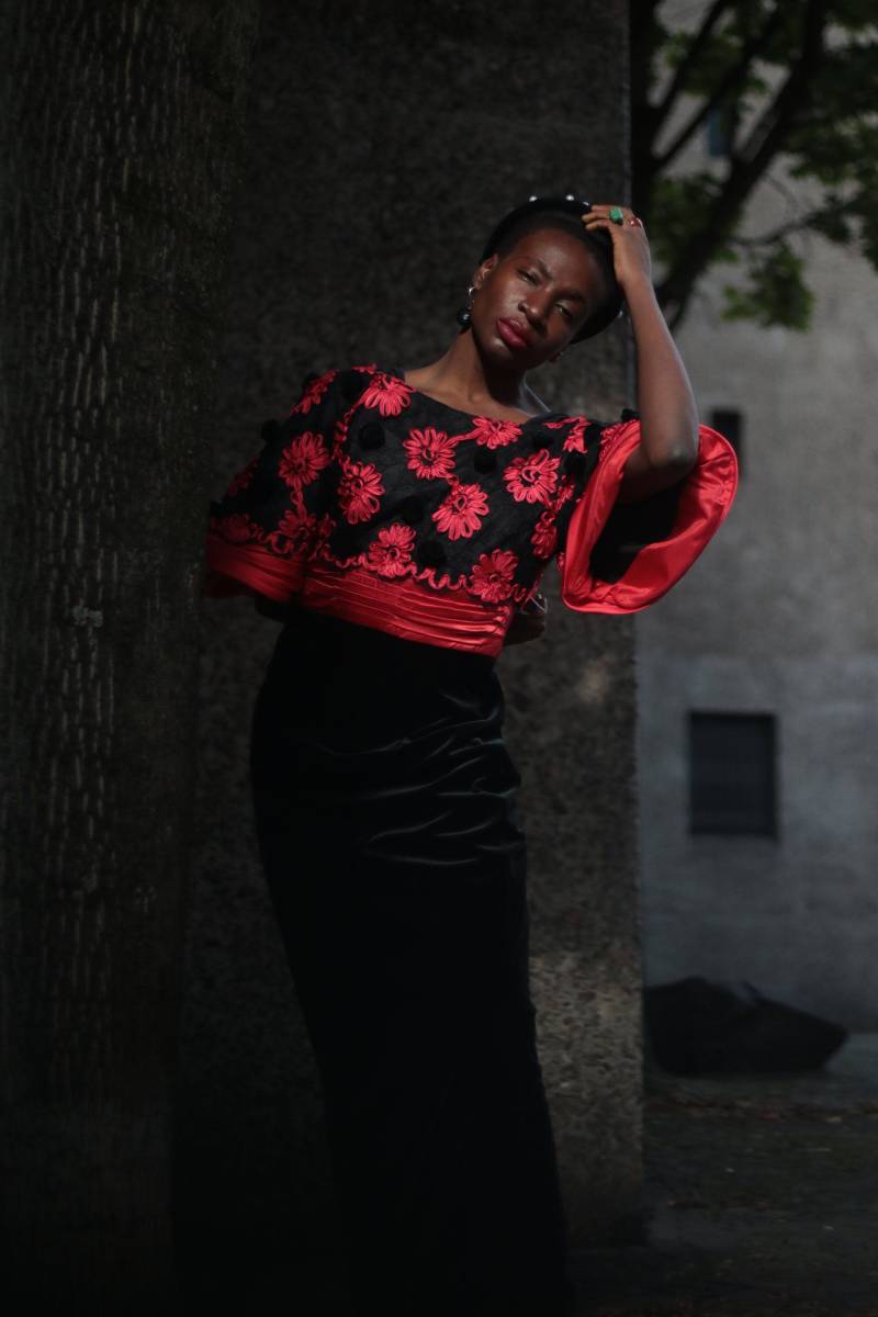 80S Vintage Ballkleid Rote Blumen-stickerei Auf Schwarzem Samt von FashionforFables