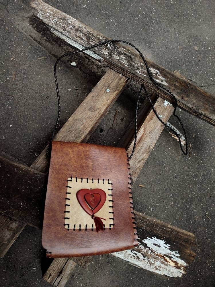 90Er Jahre Boho Leder Tasche | Vintage Braune Mini-Umhängetasche Mit Herz-Detail von FashionforFables