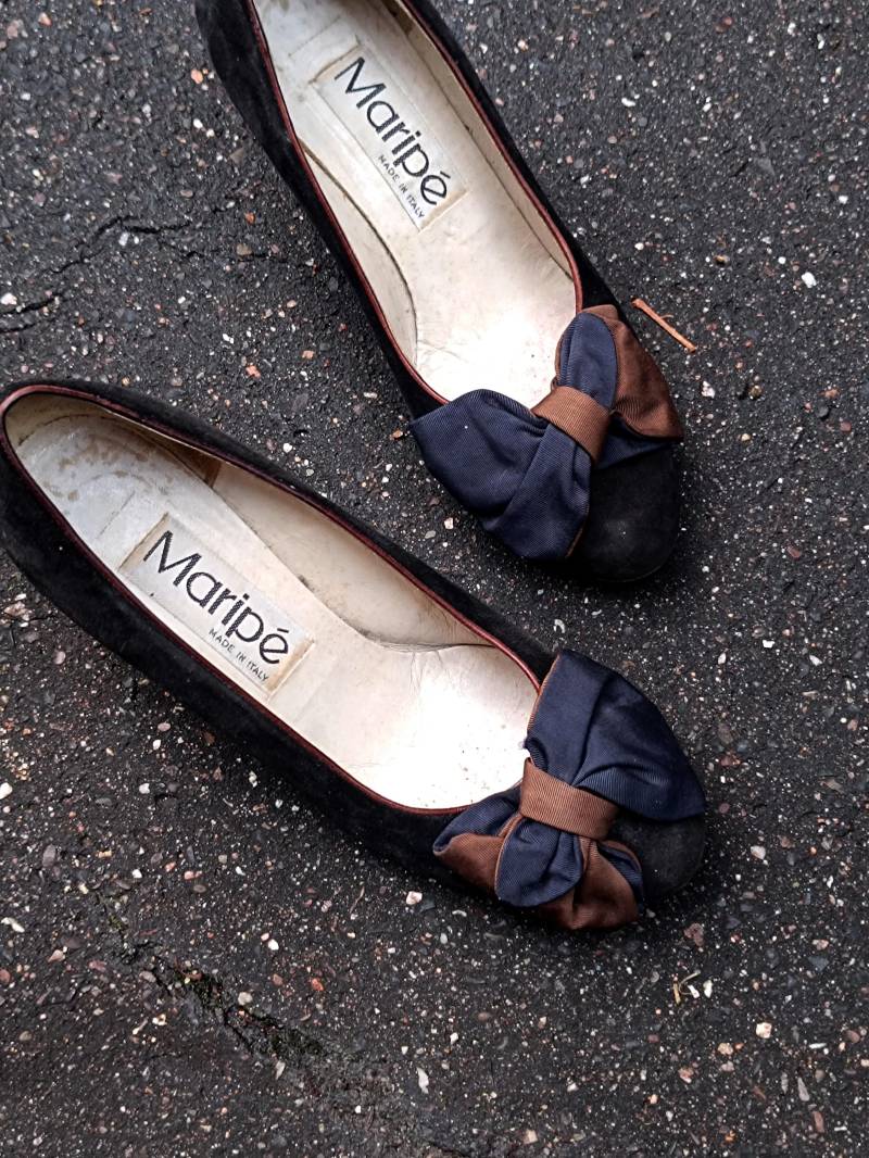 Maripé Vintage 80Er Pumps Marineblaue & Braune Schleifen Leder Pumps von FashionforFables