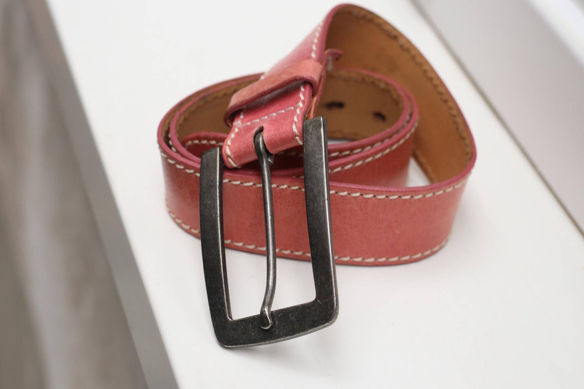 Vintage Esprit Pink Ledergürtel Mit Weißer Naht Und Silberfarbener Schnalle von FashionforFables