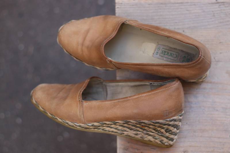 Vintage Keil-Loafer Aus Karamellfarbenem Leder 90S Slip-Ons Mit Raffia-Absatz von FashionforFables