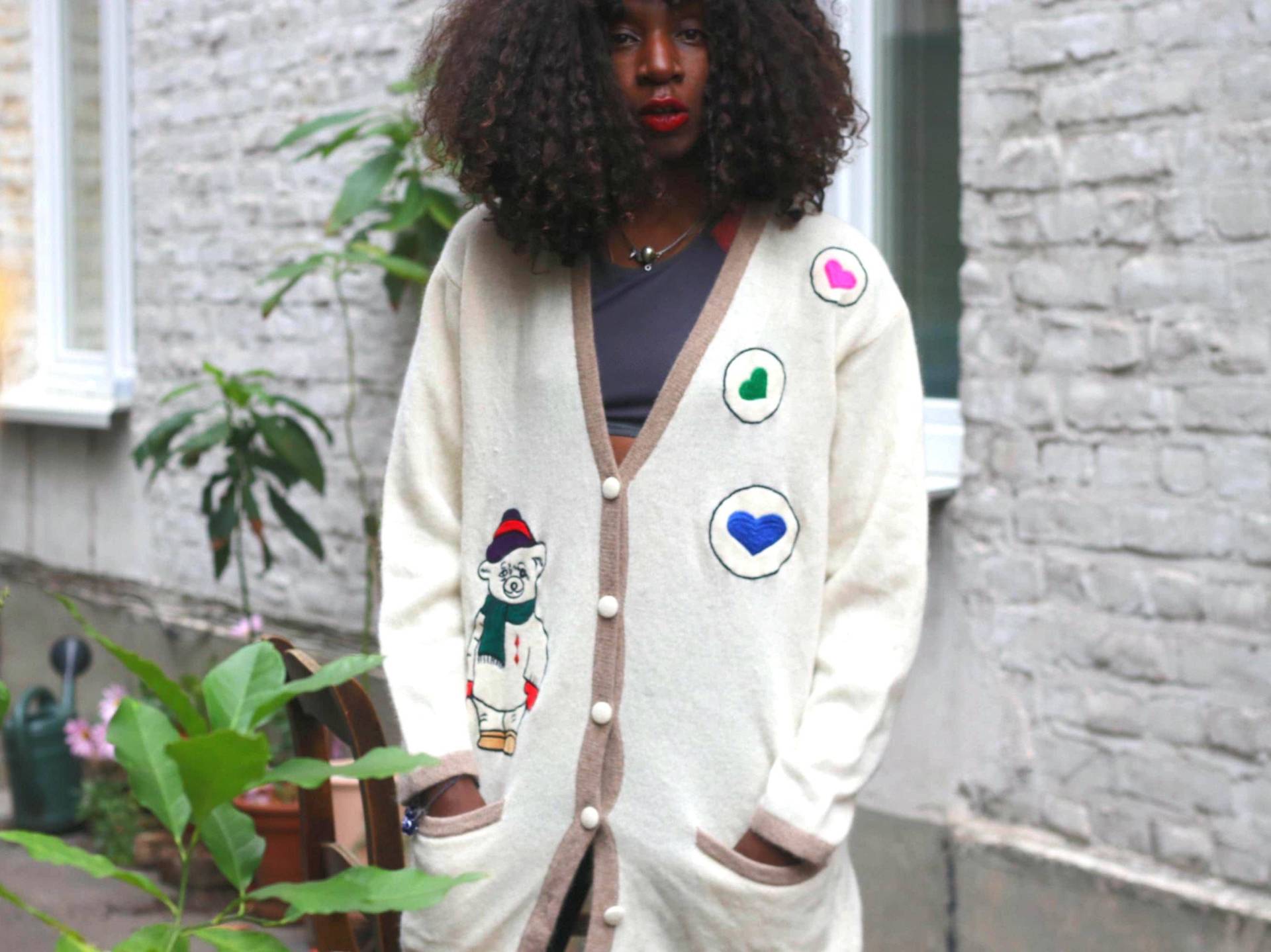 Vintage Lammwolle Angora Strickjacke Oversized Pullover Bär Patch Creme Langer Mantel von FashionforFables