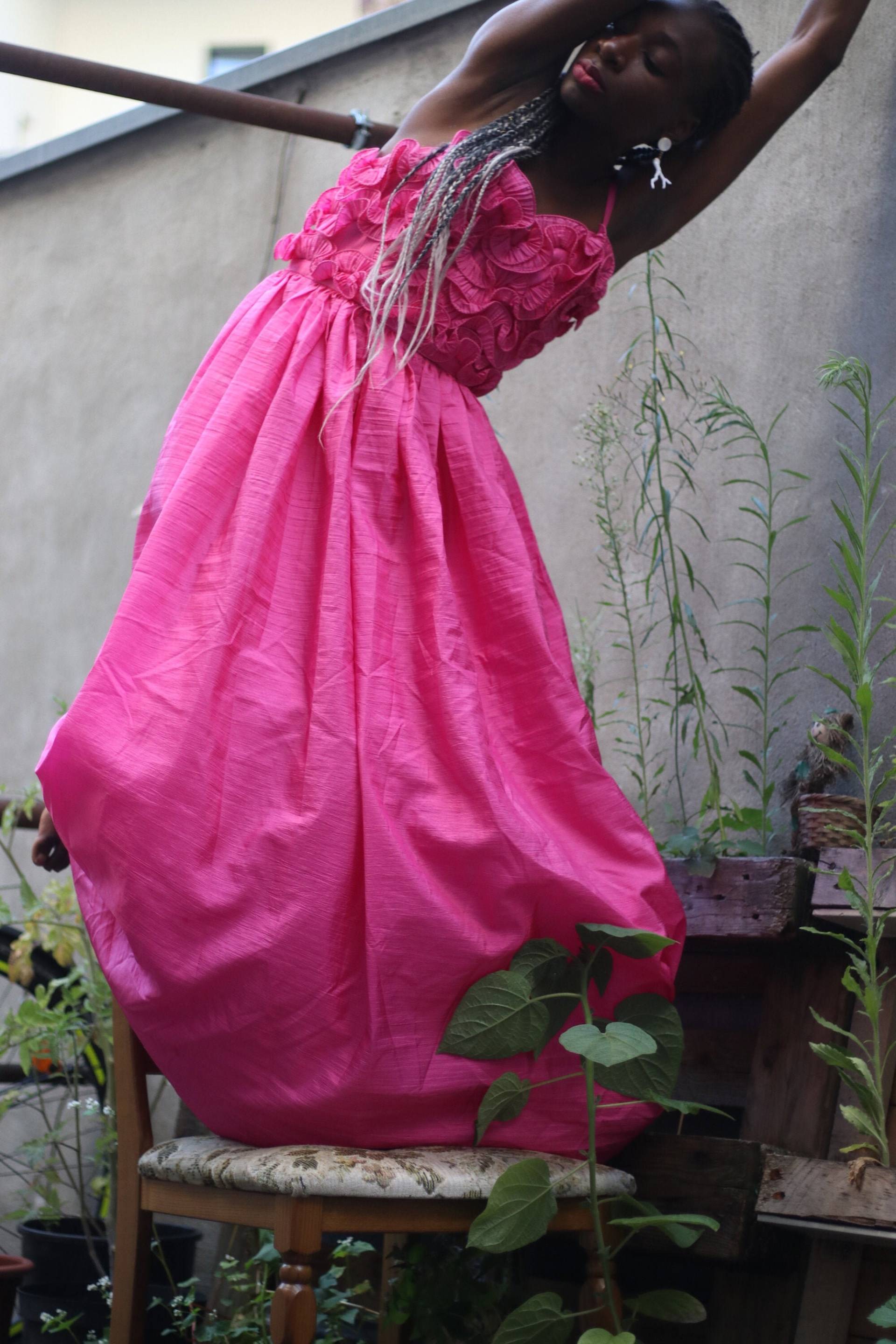 Vintage Laura Philips Rosa Elegantes Kleid Mit Tüll Und Floralen Verzierungen Auf Der Oberseite Medium Vintage Laura Philips Rosa Elegantes Kleid Mit Tüll Und Floralen Verzierungen Auf Der Oberseite Medium von FashionforFables