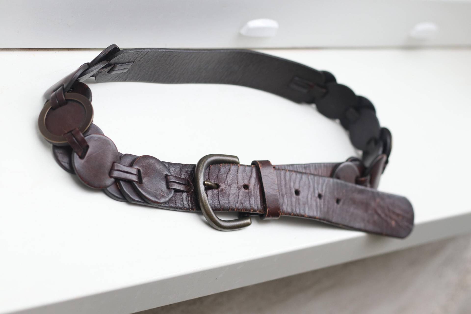 Vintage Leder Gliedergürtel Braun Bronze Ring Breiter Taille Gürtel Boho Statement Accessoire von FashionforFables