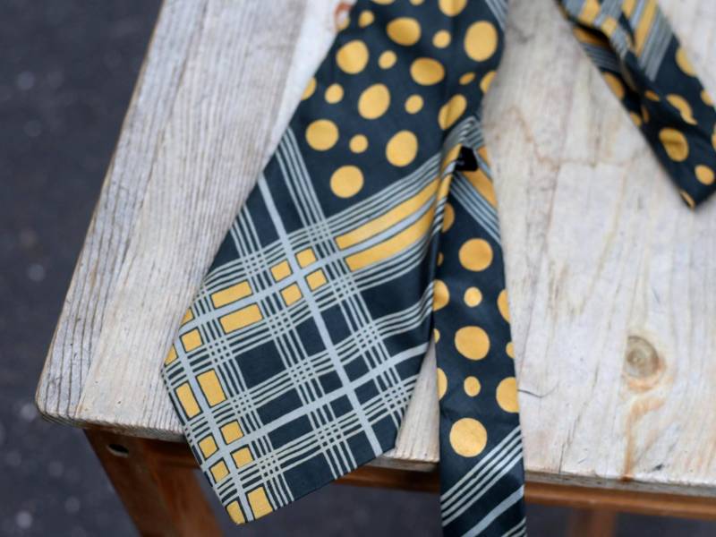 Vintage Polka Gepunktete Seidenkrawatte | 90S Made in Italy Wunderliche Gelb-Schwarze Krawatte von FashionforFables