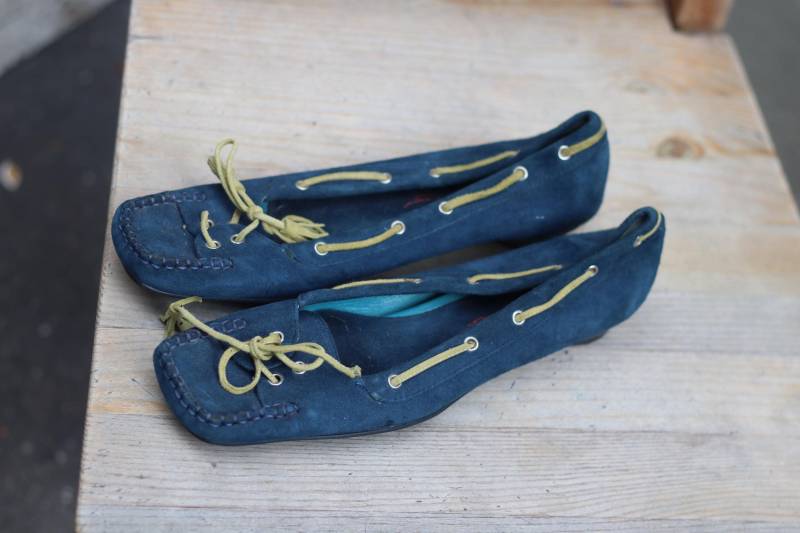 Vintage Y2K Wildleder Ballerinas 38 Navyblaue Schnürschuhe Mit Gelbgrüner Spitze von FashionforFables