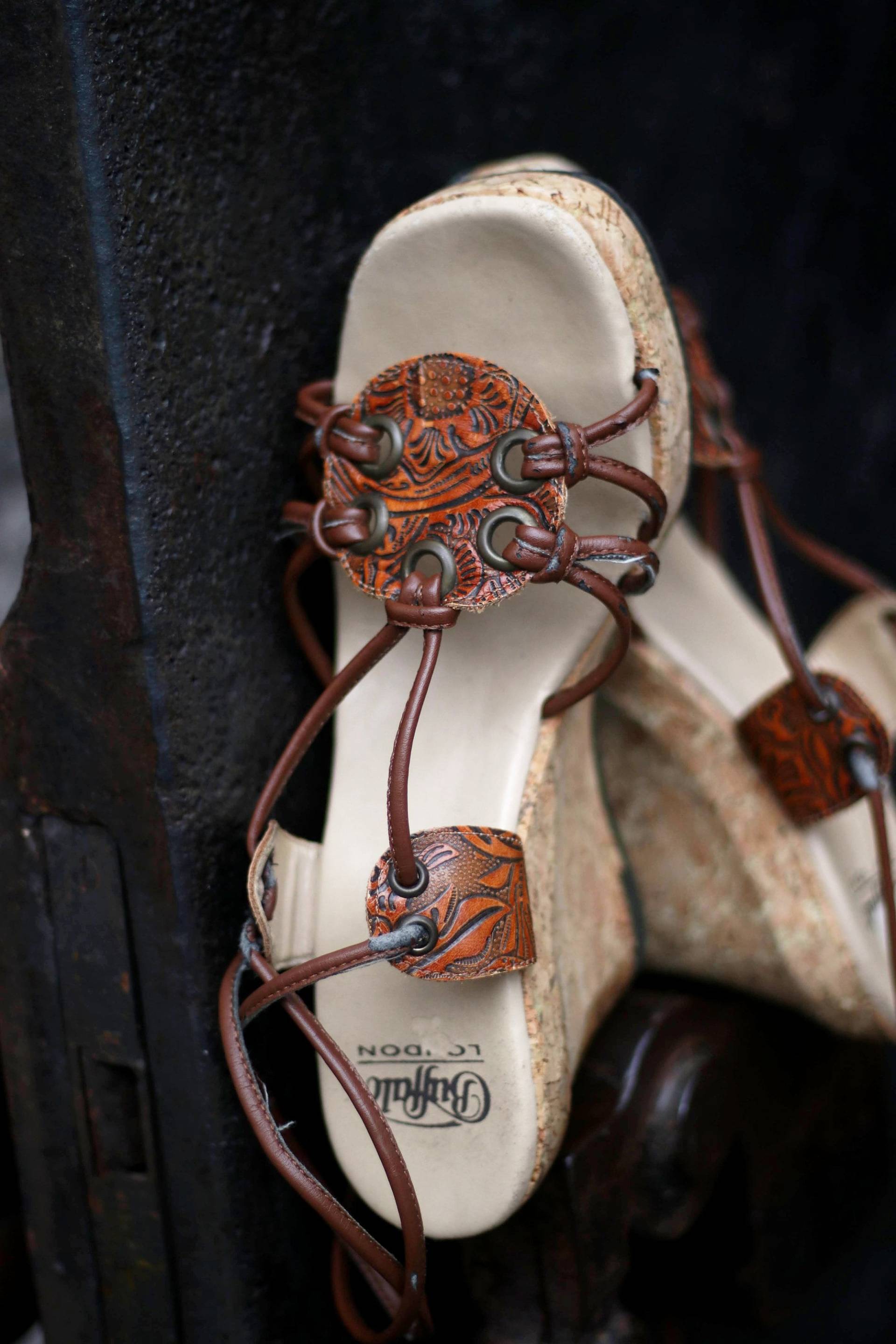 Y2K Buffalo London Braune Keile| Retro Sommer Sandalen Mit Bindedetails von FashionforFables