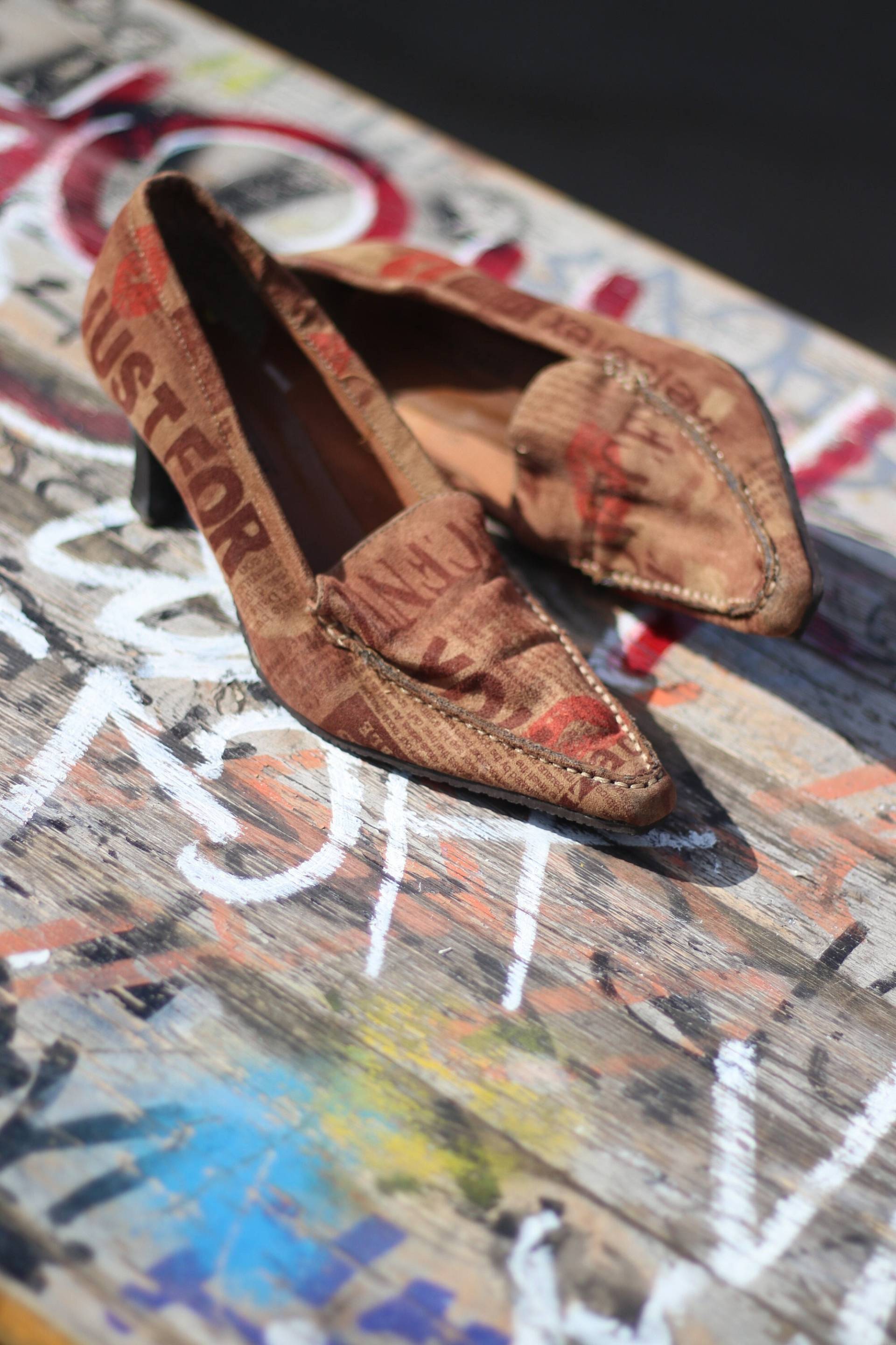 Y2K Marco Tozzi Heels| Vintage Damen Graffiti Print Pointed-Toe Schuhe | Braune Canvas Stilettos von FashionforFables