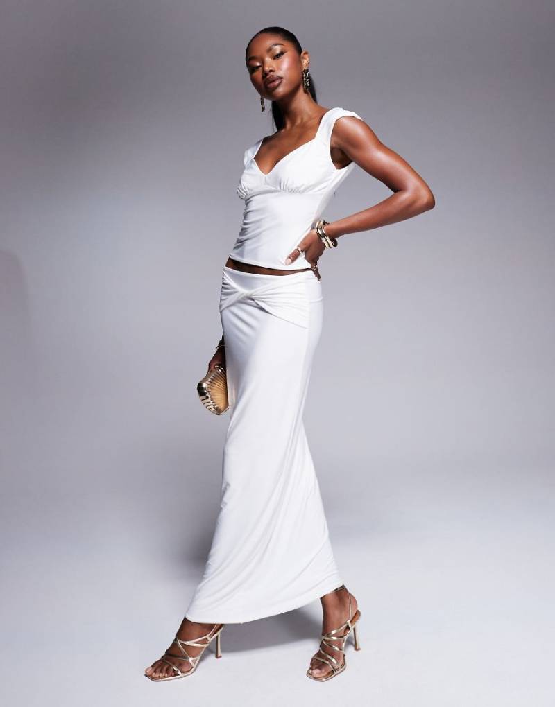 Fashionkilla - Anschmiegsamer, doppellagiger Maxirock in gebrochenem Weiß mit V-förmiger, verdrehter Taille, Kombiteil von Fashionkilla