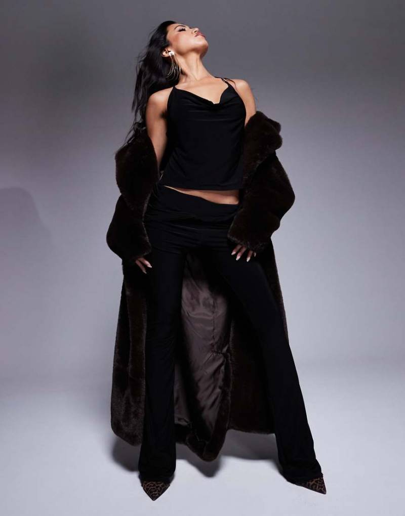 Fashionkilla - Doppellagiges, figurbetontes Oberteil in Schwarz mit Wasserfallausschnitt, Neckholder-Träger und Riemchendetails am Rücken von Fashionkilla