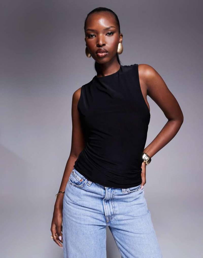 Fashionkilla - Doppellagiges, figurformendes Top aus weichem Stoff in Schwarz mit Rückenausschnitt und drapiertem Detail von Fashionkilla