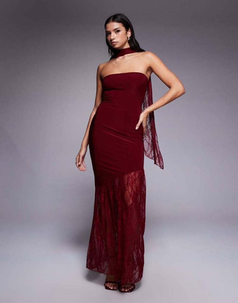 Fashionkilla - Doppellagiges, formendes und trägerloses Maxikleid aus anschmiegsamem Stoff in Burgunderrot mit transparentem Spitzensaum und Schal-Detail von Fashionkilla