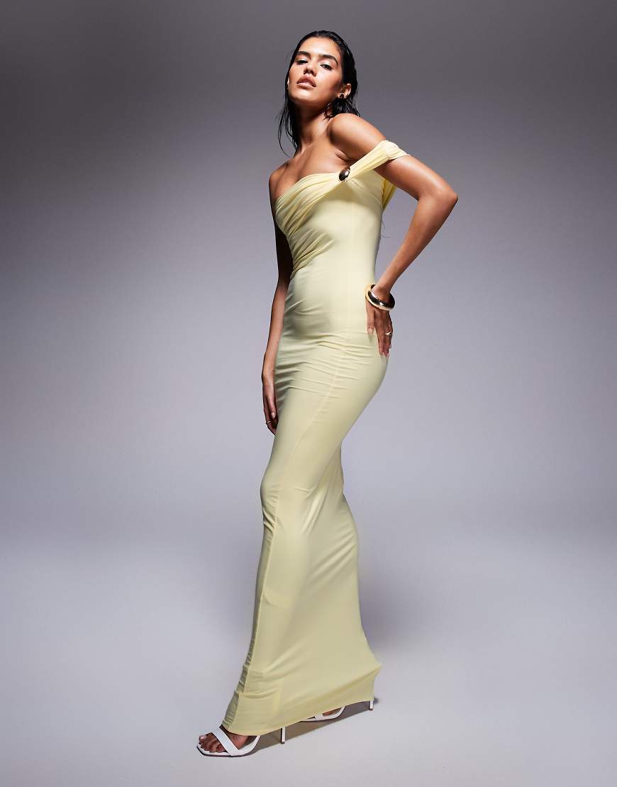 Fashionkilla - Figurbetontes, anschmiegsames One-Shoulder-Maxikleid in Zitronengelb mit verdrehtem Detail und Metallbesatz von Fashionkilla