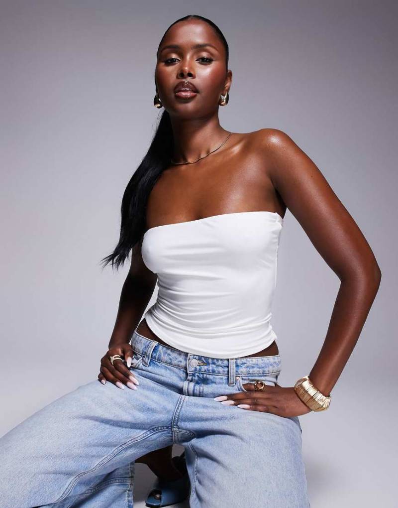 Fashionkilla - Figurbetontes, weich fließendes, trägerloses Oberteil in Weiß von Fashionkilla