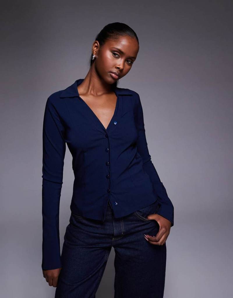 Fashionkilla - Figurbetontes Hemd aus Bengaline in Marineblau mit ausgestellten Ärmeln von Fashionkilla