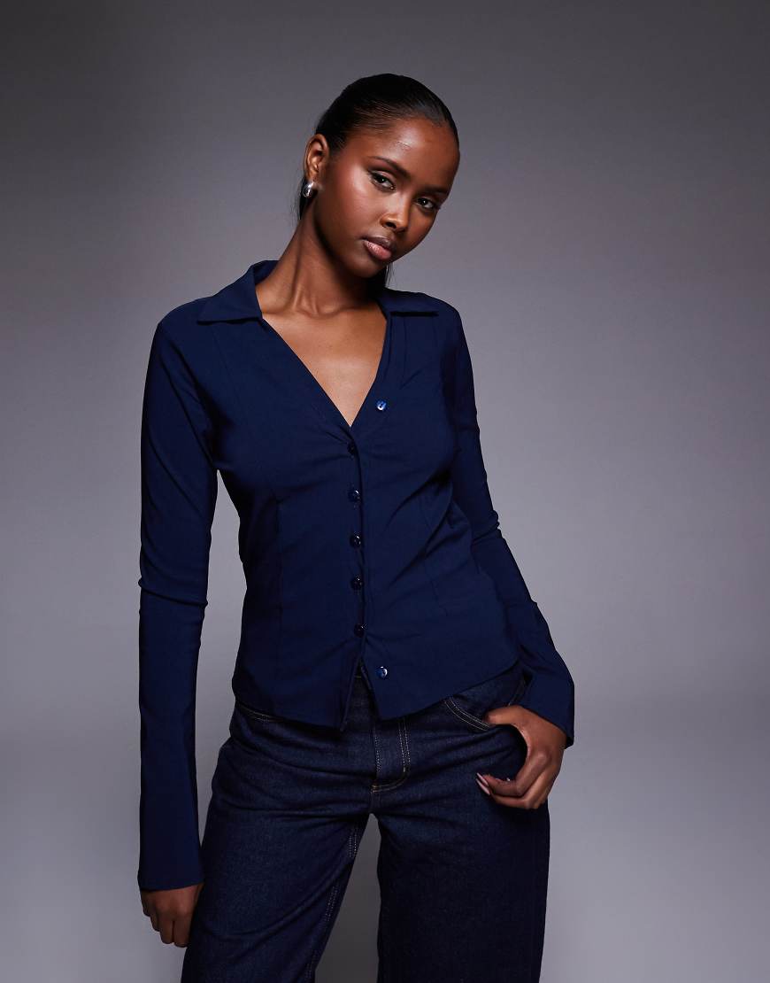 Fashionkilla - Figurbetontes Hemd aus Bengaline in Marineblau mit ausgestellten Ärmeln von Fashionkilla