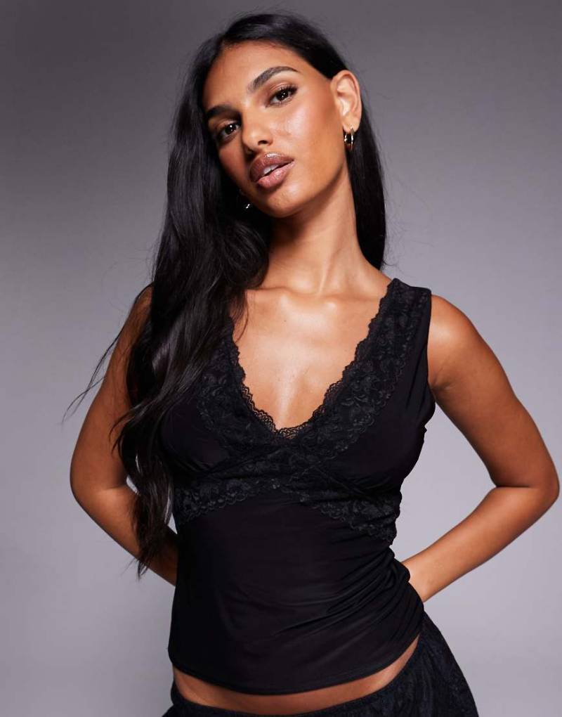 Fashionkilla - Figurbetontes Trägertop in Schwarz mit V-Ausschnitt, formendem doppellagigem Design und Spitzenborte von Fashionkilla