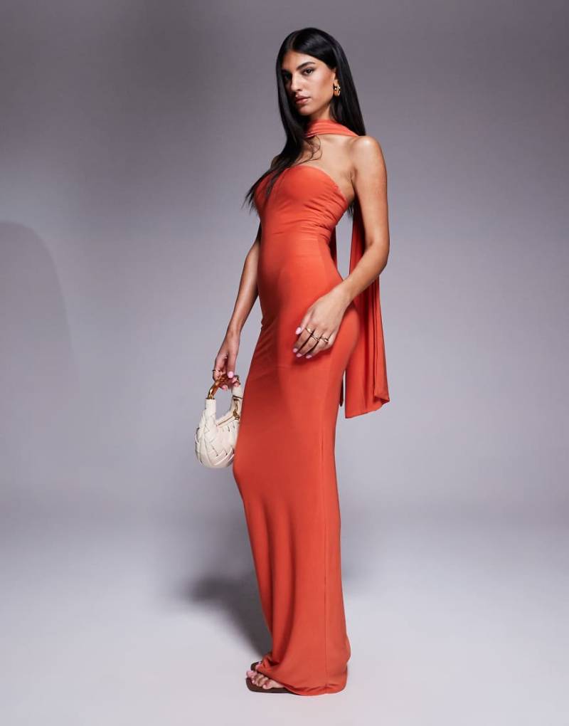 Fashionkilla - Figurformendes, doppellagiges Maxikleid in Orange mit Schaltuch-Detail von Fashionkilla