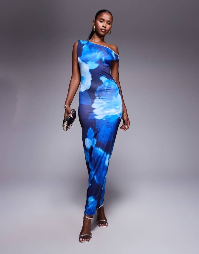 Fashionkilla - Figurformendes, zweilagiges Maxikleid in Blau mit Blumenmuster in verschwommener Optik, asymmetrischer Schulter und geschmeidiger Haptik von Fashionkilla