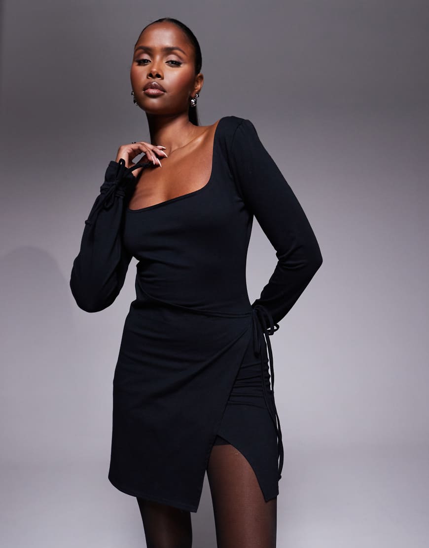 Fashionkilla - Langärmliges Minikleid in Schwarz mit hohem Baumwollanteil sowie mit eckigem Ausschnitt und Bindegürtel von Fashionkilla