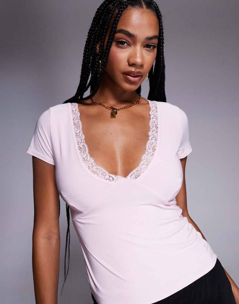 Fashionkilla - T-Shirt aus doppellagigem, anschmiegsamem Stoff in Rosa mit tiefem Ausschnitt und Spitzenborte von Fashionkilla