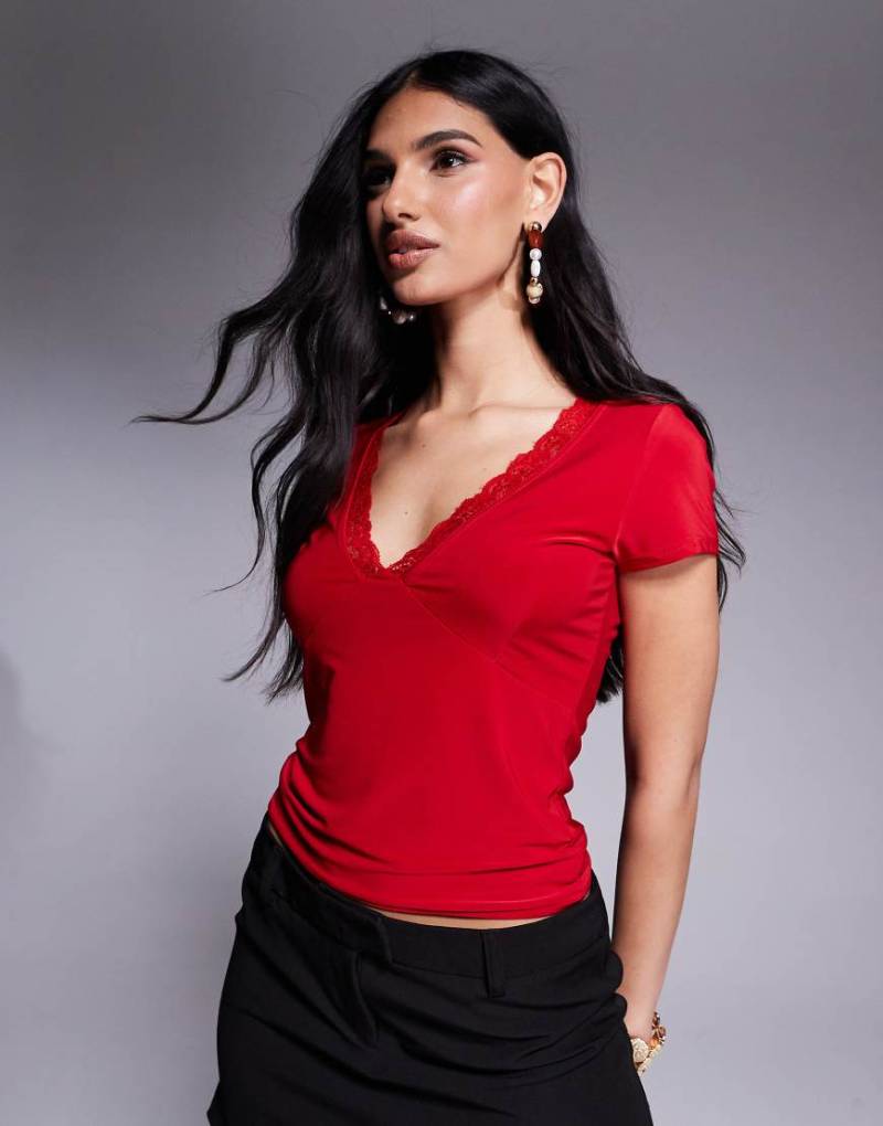 Fashionkilla - T-Shirt aus doppellagigem, anschmiegsamem Stoff in Rot mit tiefem Ausschnitt und Spitzenborte von Fashionkilla