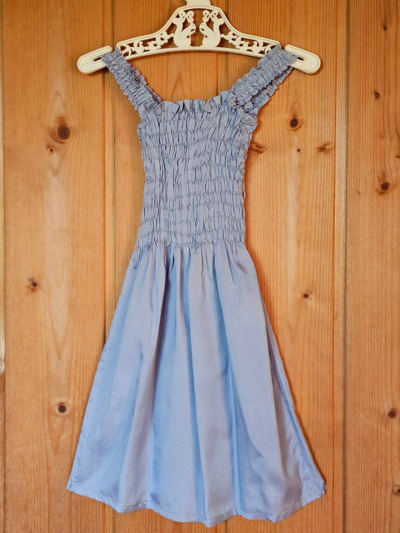 Hellblaues Sommerliches Trägerkleid Aus Synthetic, Oberteil Gesmokt. Größe 1 Bis 1, 5 Jahre von FashionundInterior