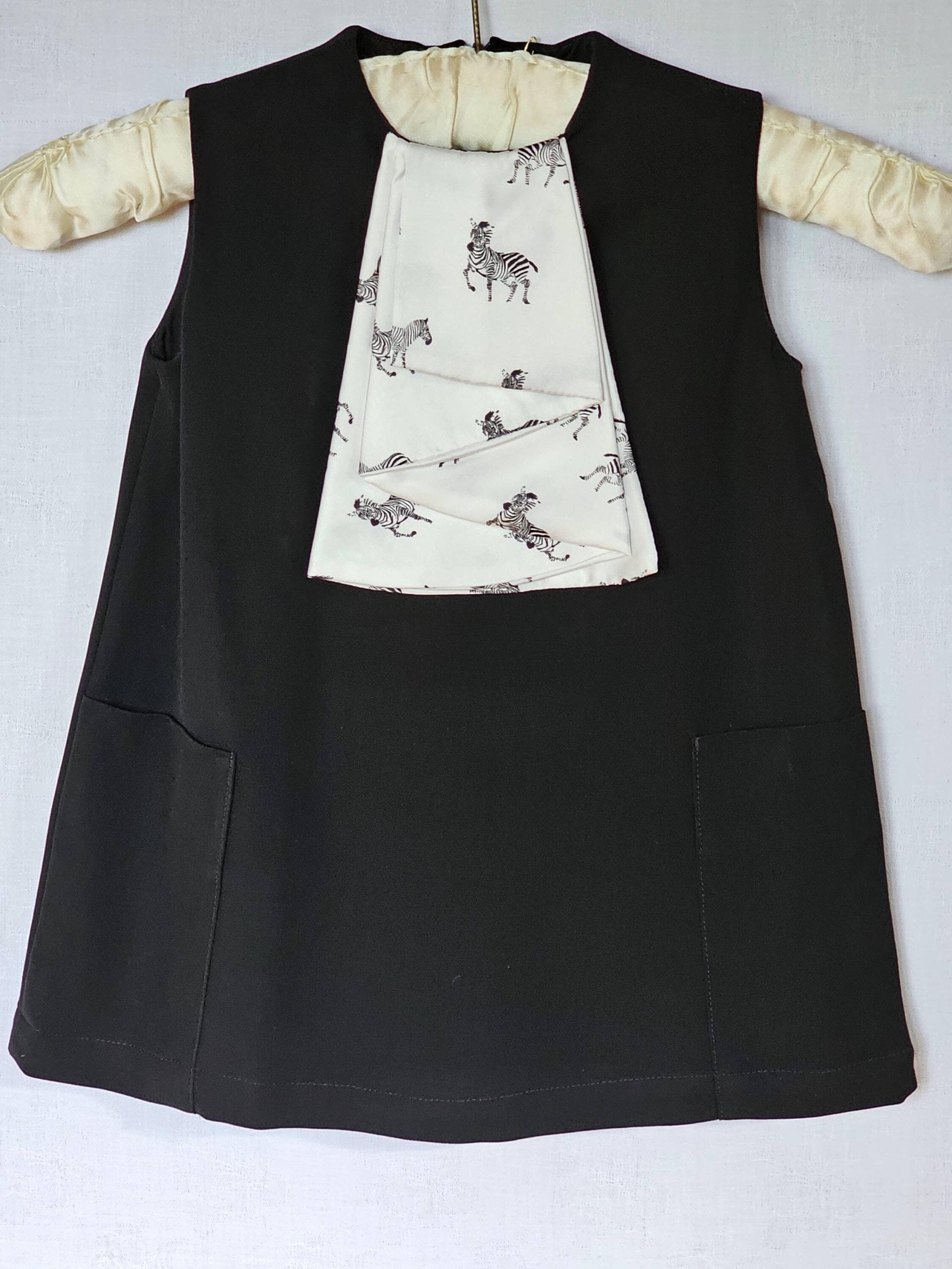 Jabot Kleid Ohne Ärmel in Schwarz Aus Wolle Mit Weiß Gemustertem Jabot. Unterkleid Baumwolle Für Mädchen Von 12 Monaten von FashionundInterior