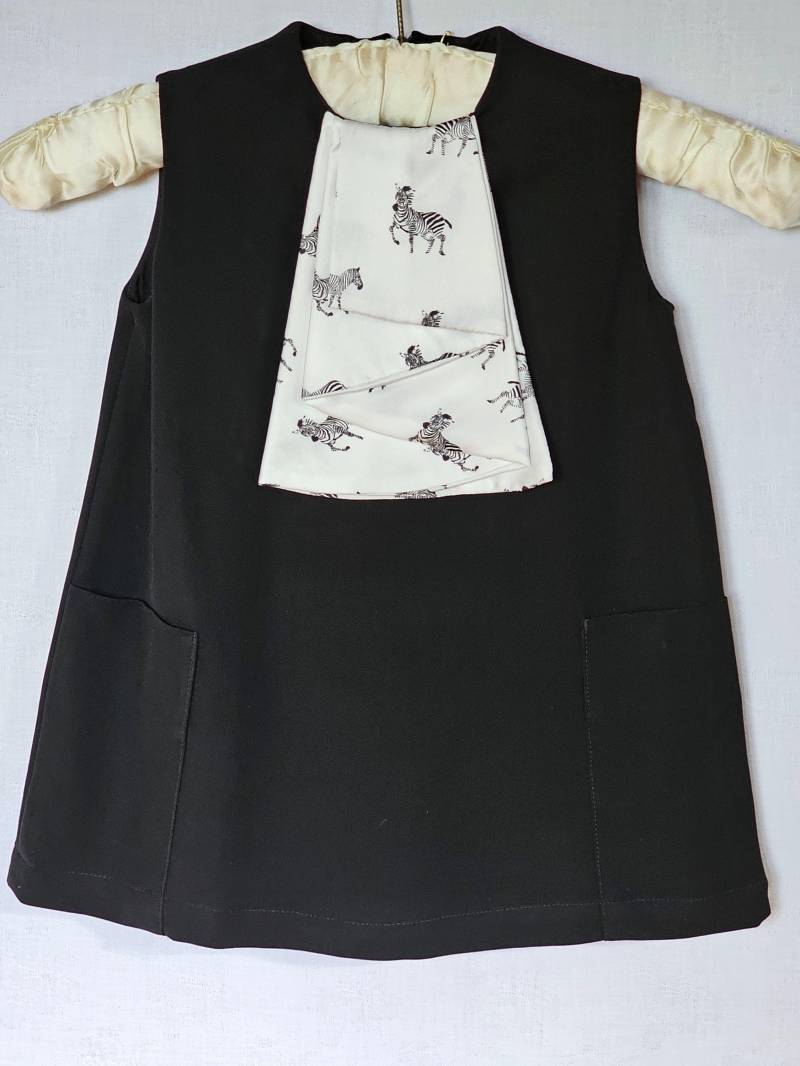 Jabot Kleid Ohne Ärmel in Schwarz Aus Wolle Mit Weiß Gemustertem Jabot. Unterkleid Baumwolle Für Mädchen Von 12 Monaten von FashionundInterior