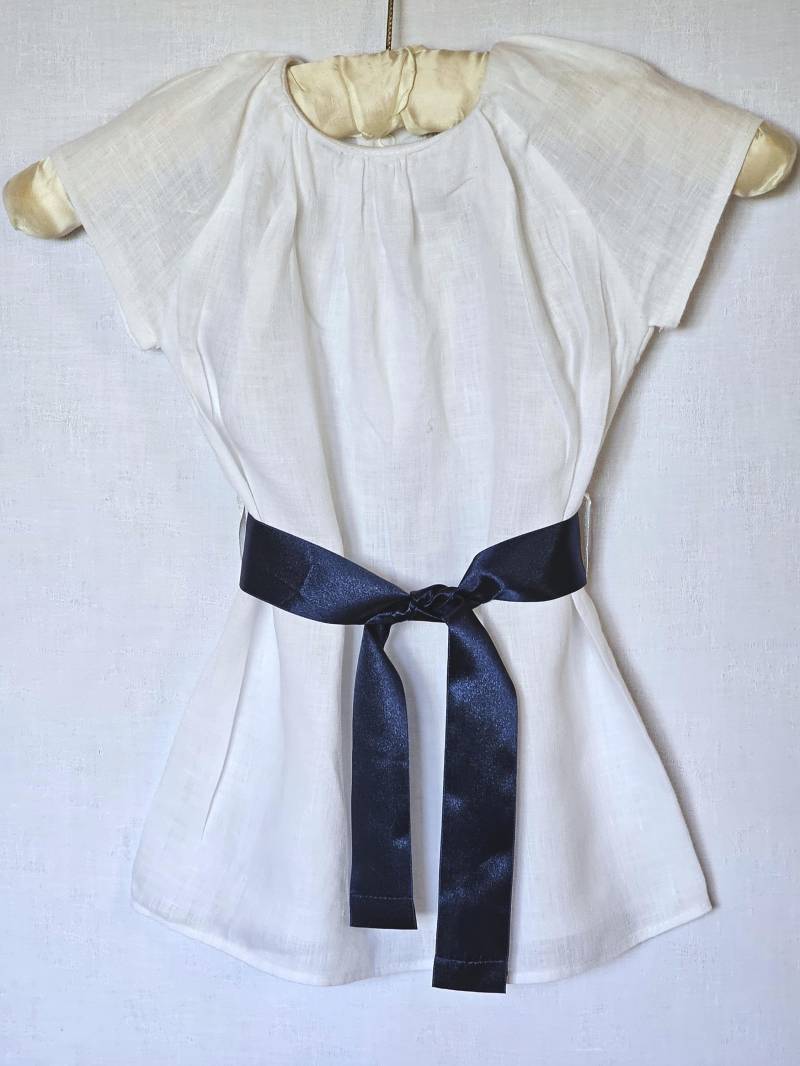 Leichtes Sommerliches Hängerchen Aus Weißem Leinen, Mit Dunkelblauen Satinband. Von Hand Gefertigtes Unikat Für Mädchen 12 Monaten von FashionundInterior