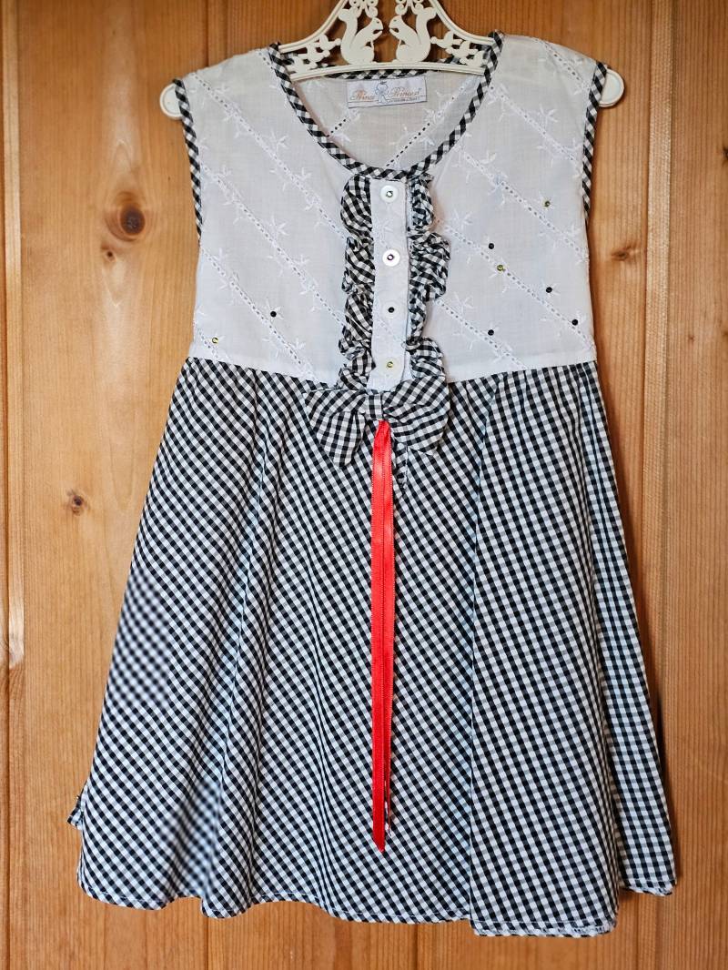 Schwarz-Weißes Pepitakleid Aus Baumwolle, Weißes Oberteil Mit Stickmuster Und Glanzsteinen. Im Rücken Ein Schleifenband. Größe 1 - 1, 5 Jahre von FashionundInterior