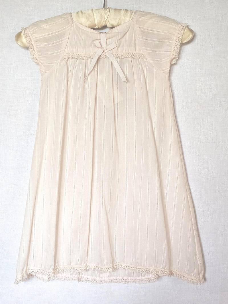 Zartes Mädchenkleid in Aprikot Mit Zartem Schleifenband Und Spitzenbordüre Aus Reiner Baumwolle Für Circa 4Jährige Mädchen von FashionundInterior