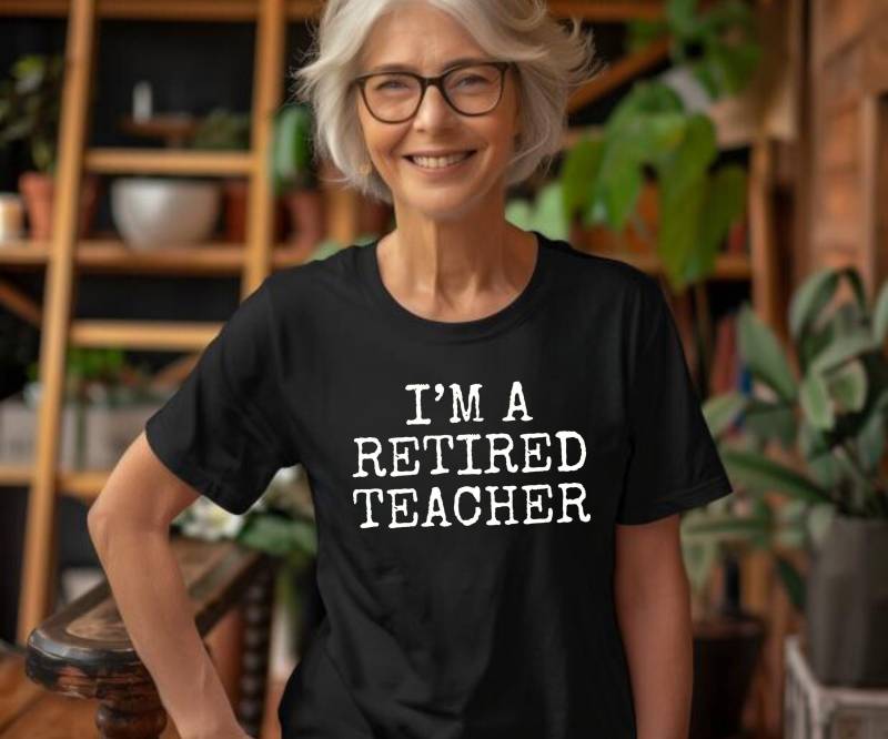 Retired Teacher Shirt - Perfect Retirement Gift For Favorite Teachers, Thoughtful Congratulations Present, Educator & Professors Retired Teacher Shirt - Perfect Retirement Gift For Favorite Teachers, Thoughtful Congratulations Present, Educator & Professors von Fashnip