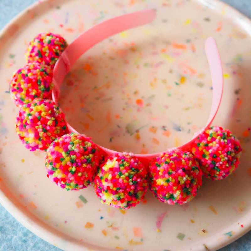 Confetti Pom Stirnband - Buntes Statement Haar Accessoire Für Festivals & Parties von FatPomPoms