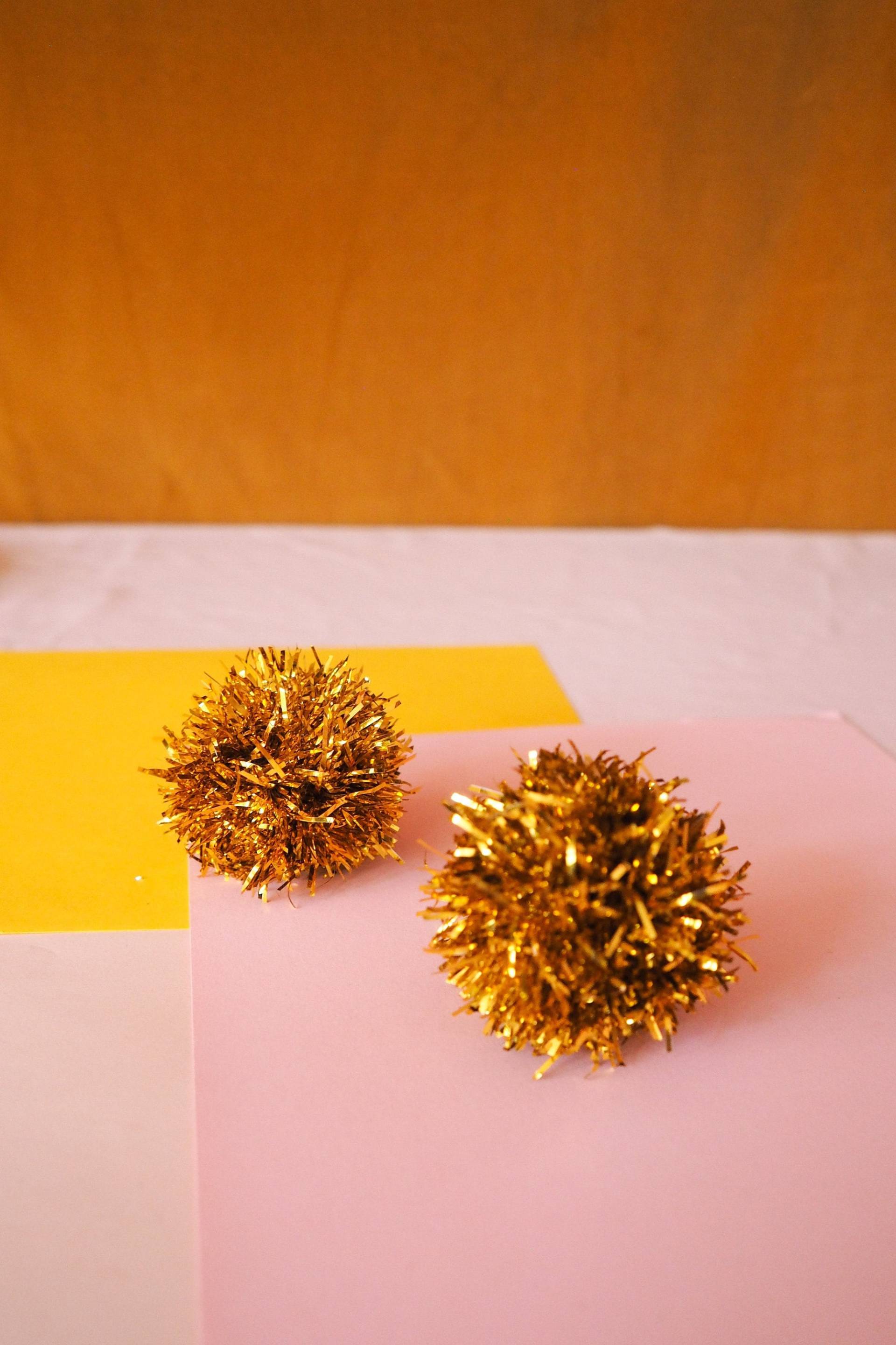Gold Tinsel Pom Ohrringe - Glitzernder Weihnachtsschmuck & Festliche Geschenkidee Gold Tinsel Pom Ohrringe - Glitzernder Weihnachtsschmuck & Festliche Geschenkidee von FatPomPoms