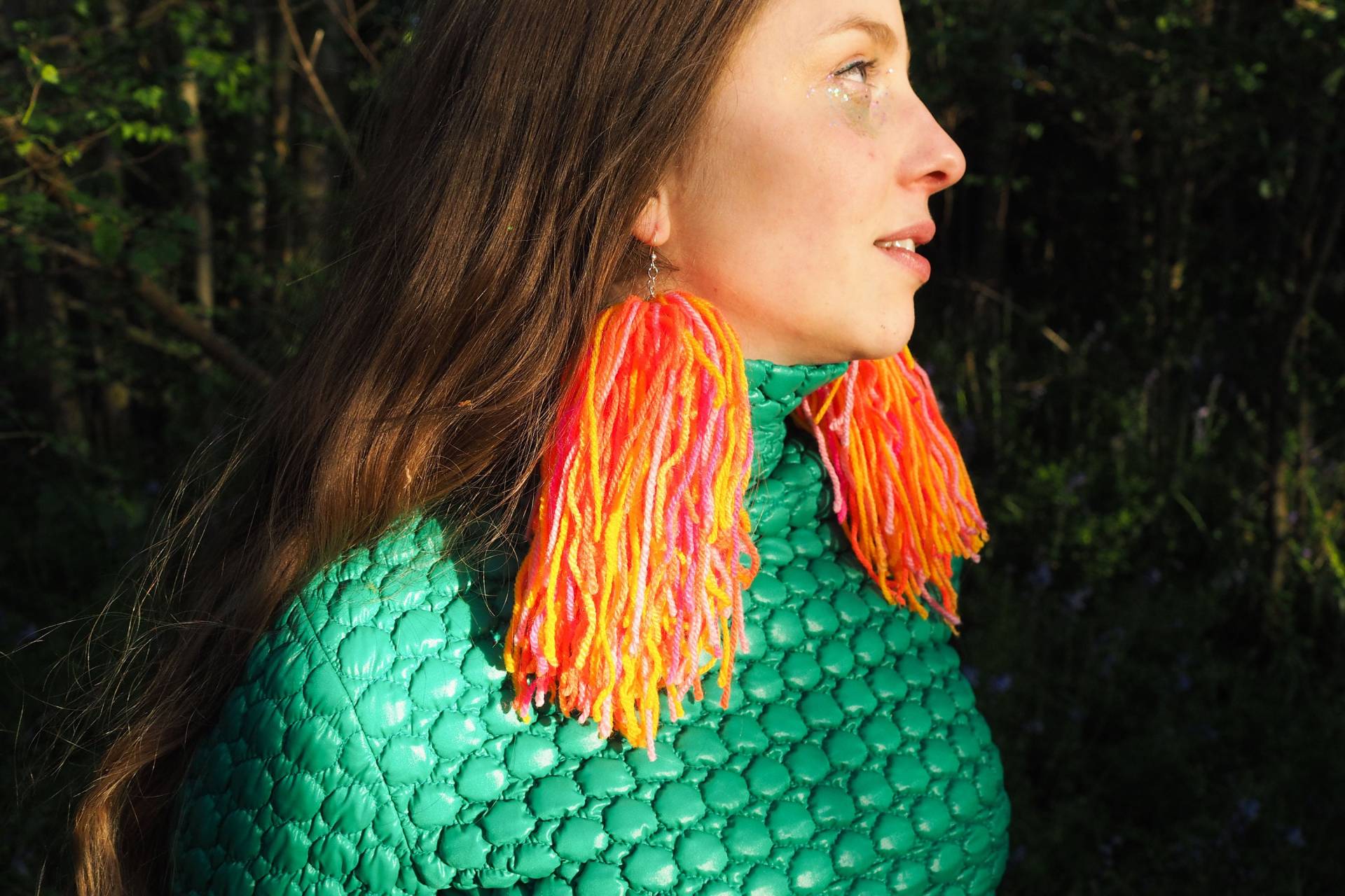 Große Neon Quasten Ohrringe Handgemachte Edelstahl Anhänger von FatPomPoms