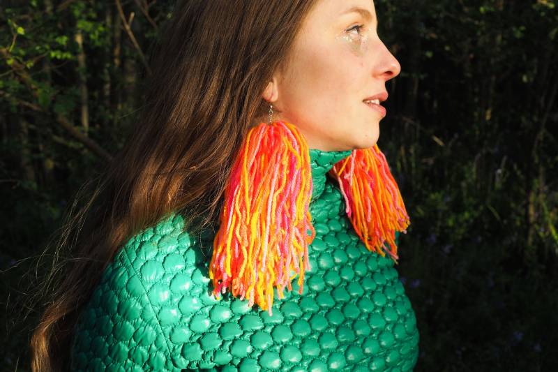 Große Neon Quasten Ohrringe Handgemachte Edelstahl Anhänger von FatPomPoms