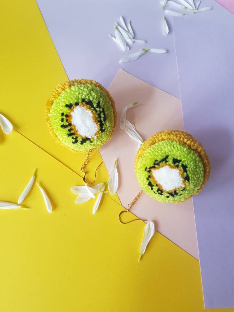 Kiwi Frucht Pom Ohrringe - Lustiger Handgemachter Schmuck & Weihnachtsgeschenkidee Kiwi Frucht Pom Ohrringe - Lustiger Handgemachter Schmuck & Weihnachtsgeschenkidee von FatPomPoms