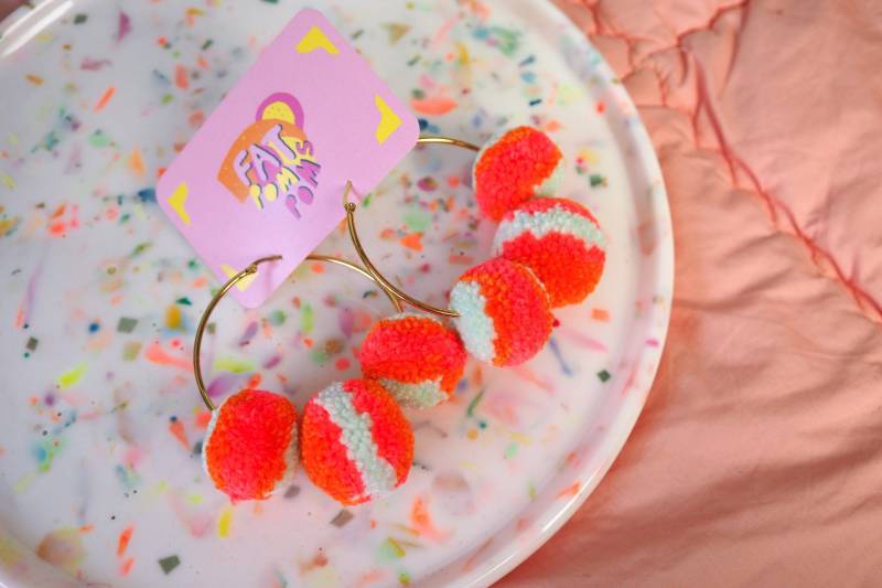 Pom Creolen - Koralle & Minze, 60 Mm Creolen, Fun Statement Schmuck Und Weihnachtsgeschenk Pom Creolen - Koralle & Minze, 60 Mm Creolen, Fun Statement Schmuck Und Weihnachtsgeschenk von FatPomPoms