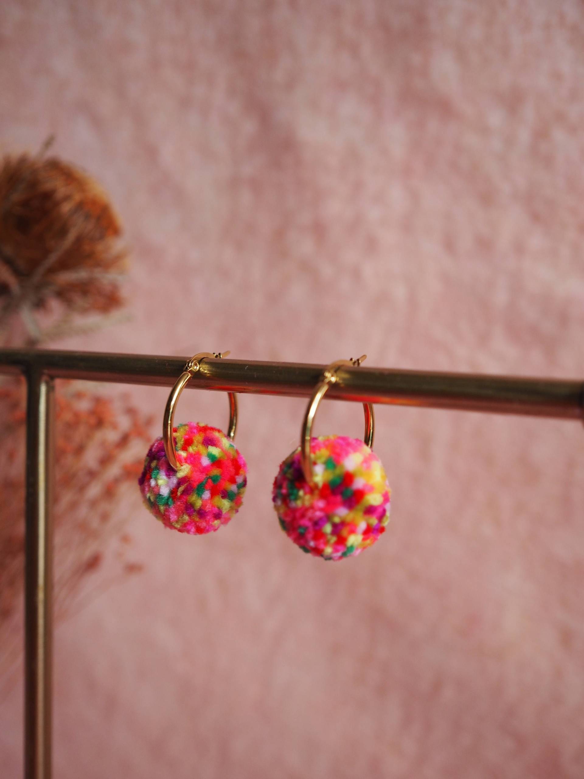 Pom Tiny Creolen - Konfetti, 20 Mm Creolen, Lustiges Weihnachtsgeschenk & Niedlicher Schmuck Pom Tiny Creolen - Konfetti, 20 Mm Creolen, Lustiges Weihnachtsgeschenk & Niedlicher Schmuck von FatPomPoms