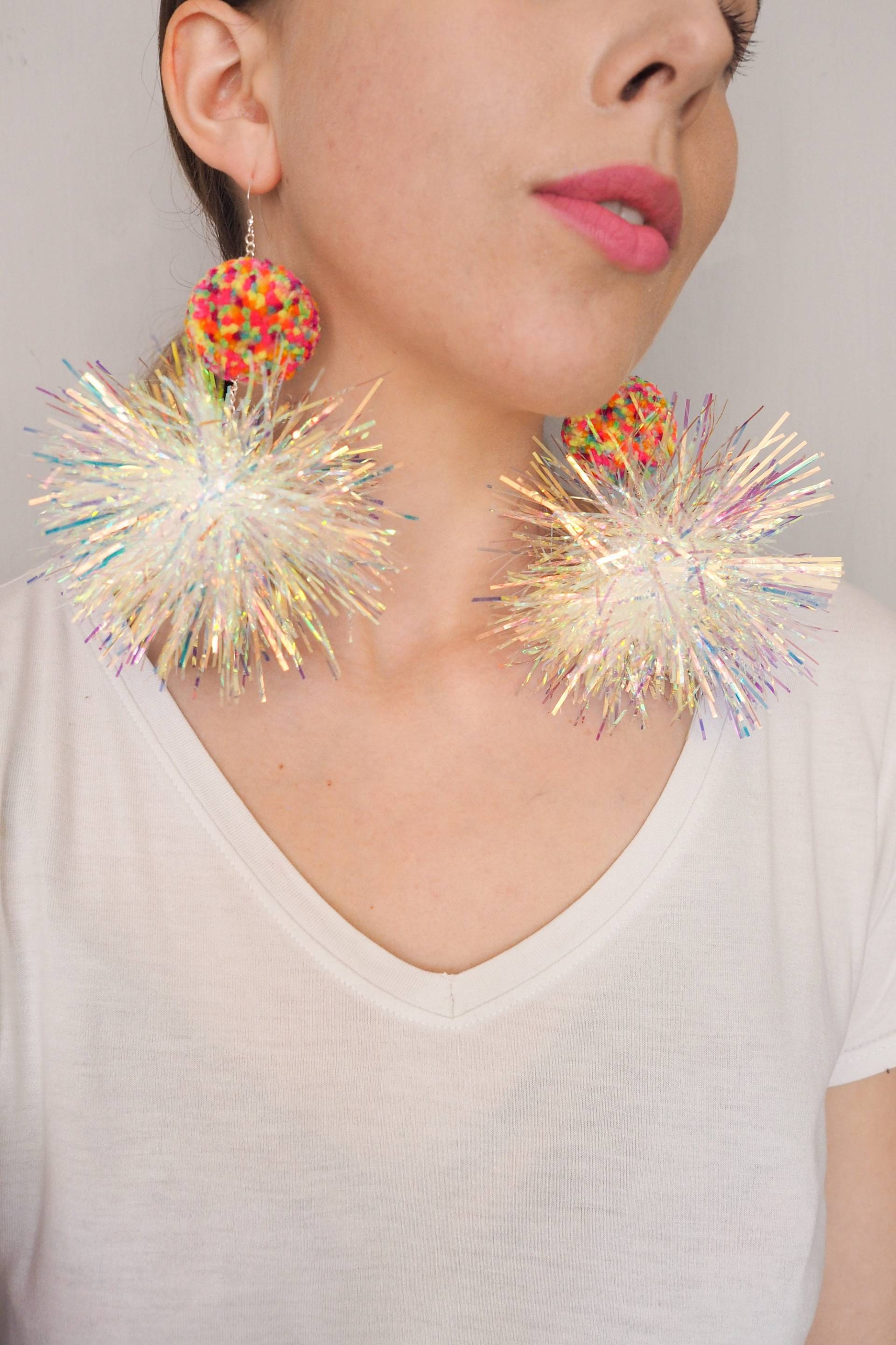 Schillernde Konfetti Pom Ohrringe - Bold Statement Schmuck & Weihnachtsgeschenk Idee Schillernde Konfetti Pom Ohrringe - Bold Statement Schmuck & Weihnachtsgeschenk Idee von FatPomPoms