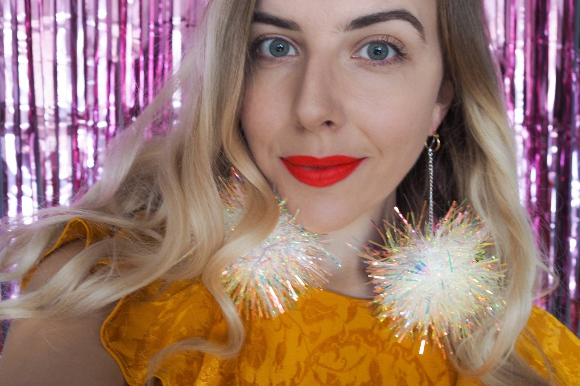 Schillernde Tinsel Pom Ohrringe - Funkelnder Weihnachtsschmuck & Festliche Geschenkidee Schillernde Tinsel Pom Ohrringe - Funkelnder Weihnachtsschmuck & Festliche Geschenkidee von FatPomPoms